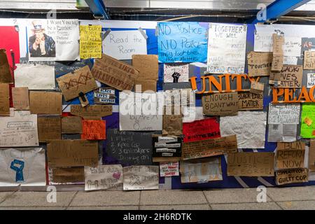 Verschiedene „Black Lives Matter“-Schilder und Protestkunst an einer Wand in der Nähe des Lafayette Square in Washington DC. Quelle: Rise Images/Alamy Stockfoto