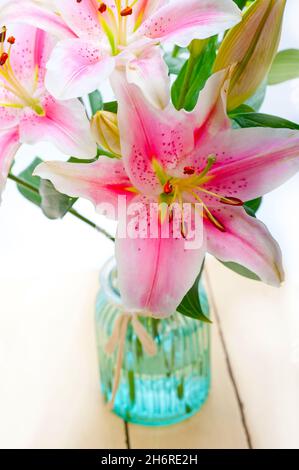 rosa Lilie Haufen Blumenstrauß über weiße Exemplar Stockfoto