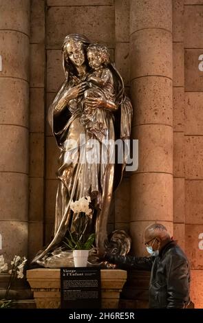 Paris, Frankreich - 11 15 2021: Montmartre. Blick auf die Statue in der Basilika Sacre-Coeur Stockfoto