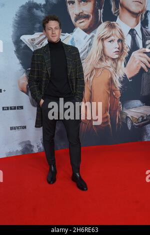 Berlin, Deutschland. November 2021. Schauspieler Artjom Gilz kommt zur Premiere der Serie 'Faking Hitler' im Delphi Film Palace. Quelle: Jörg Carstensen/dpa/Alamy Live News Stockfoto