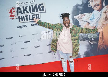 Berlin, Deutschland. November 2021. Der Musiker Kevin Jones kommt bei der Premiere von „Faking Hitler“ im Delphi-Filmpalast an. Quelle: Jörg Carstensen/dpa/Alamy Live News Stockfoto