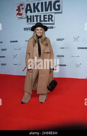 Berlin, Deutschland. November 2021. Moderatorin Lola Weippert kommt zur Premiere der Serie 'Faking Hitler' im Delphi Film Palace. Quelle: Jörg Carstensen/dpa/Alamy Live News Stockfoto