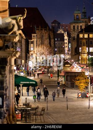 Nürnberg, Deutschland. November 2021. Blick in den Abendstunden auf die Kaiserburg (h) und den Hauptmarkt (U) in der Altstadt. Am 26. November wird der Christkindlesmarkt am Hauptmarkt und in der ganzen Stadt eröffnet. Quelle: Daniel Karmann/dpa/Alamy Live News Stockfoto