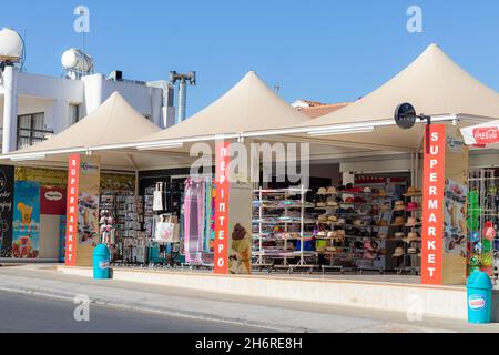 Zypern Protoras 11. Oktober 2021. Ein paar Supermärkte auf der Straße in Zypern, bei klarem Wetter. Reiseladen. Mini-Supermarkt. Verkauf von Produkten Stockfoto