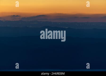 Sonnenuntergang über dem Toten Meer in Jordanien mit Israel und Jerusalem im Hintergrund sichtbar Stockfoto