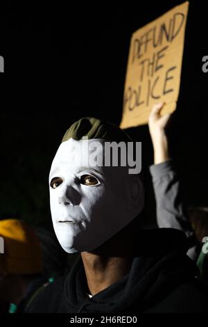 Los Angeles, CA, USA. 31st August 2020. Eine Menschenmenge versammelt sich, um gegen den Tatort der Erschießung von Dijon Kizzee zu protestieren. Quelle: Rise Images/Alamy Stockfoto