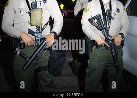 Los Angeles, CA, USA. 31st August 2020. Abgeordnete des Sheriffs-Departements von Los Angeles stehen Wache am Tatort der Erschießung von Dijon Kizzee, während sich eine Menschenmenge versammelt, um gegen die Erschießung zu protestieren. Quelle: Rise Images/Alamy Stockfoto