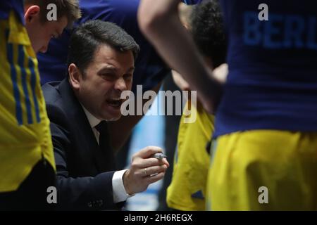 SANKT PETERSBURG, RUSSLAND - 17. NOVEMBER: Israel Gonzalez Cheftrainer von BC Alba während des EuroLeague-Spiels der Turkish Airlines zwischen BC Zenit und BC Alba in der Sibur Arena am 17. November 2021 in Sankt Petersburg, Russland (Foto: Anatolij Medved/Orange Picches) Stockfoto