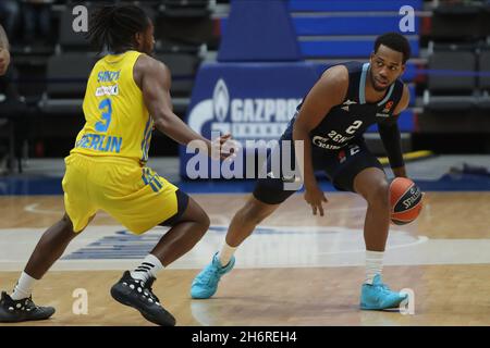 SANKT PETERSBURG, RUSSLAND - 17. NOVEMBER: Jordan Loyd von BC Zenit und Jaleen Smith von BC Alba während des EuroLeague-Spiels der Turkish Airlines zwischen BC Zenit und BC Alba in der Sibur Arena am 17. November 2021 in Sankt Petersburg, Russland (Foto: Anatolij Medved/Orange Picts) Stockfoto