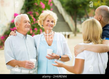 Ältere Paare mit Freunden diskutieren und trinken Kaffee Stockfoto
