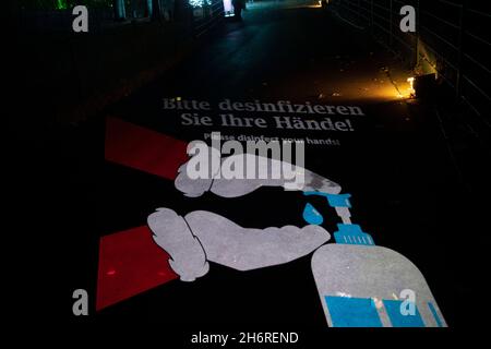 Berlin, Deutschland. November 2021. „Bitte desinfizieren Sie Ihre Hände“ steht bei der Eröffnung von „Weihnachten im Zoo“ auf dem Boden. Quelle: Paul Zinken/dpa/Alamy Live News Stockfoto