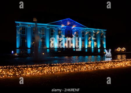 Berlin, Deutschland. November 2021. Das Schloss Friedrichsfelde wird nach der Eröffnung von „Weihnachten im Zoo“ beleuchtet. Quelle: Paul Zinken/dpa/Alamy Live News Stockfoto