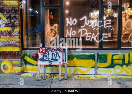 Seattle, WA, USA. 25th. September 2020. Frische Graffiti mit Pro-„Black Lives Matter“ und Anti-Polizei-Slogans bei einem lokalen Unternehmen, nachdem eine Menge Demonstranten das Unternehmen hochgetagt hatte. Kredit: Junger G. Kim/Alamy Stockfoto