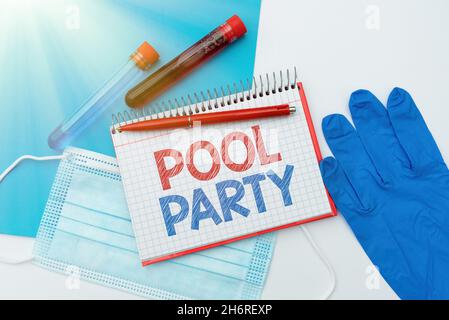 Konzeptionelle Überschrift Pool Party. Ein Wort, das anlässlich der Feier geschrieben wurde und das Aktivitäten in einem Schwimmbad beinhaltet, in dem Infektionsmedizin und Treffen vorgestellt werden Stockfoto