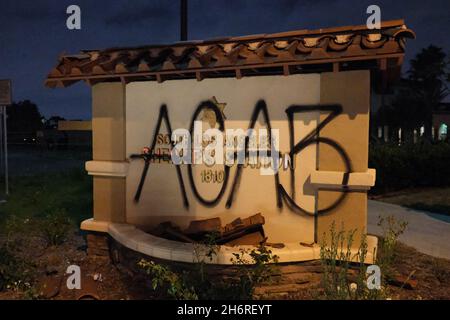 Los Angeles, CA, USA. 1st September 2020. Die Sheriff-Station von Los Angeles, nachdem sie während eines Protestes in der Nähe des Tatortes der Erschießung von Dijon Kizzee markiert wurde. Quelle: Rise Images/Alamy Stockfoto