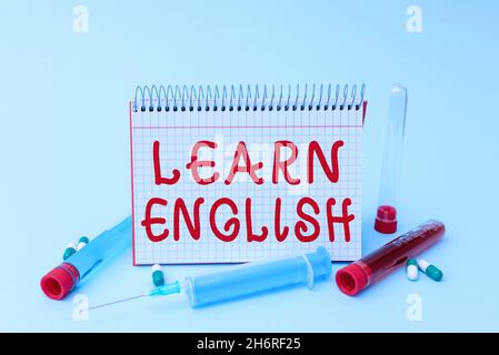 Handschriftentext Englisch lernen. Konzeptuelles Foto Erwerben Sie Kenntnisse in neuer Sprache, indem Sie wichtige medizinische Hinweise schreiben Laborprüfung von Stockfoto