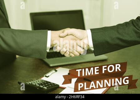 Textschild mit der Uhrzeit für die Planung. Business Showcase Ausübung bewusste Kontrolle verbrachte auf bestimmte Aktivitäten zwei professionell gut gekleidet Stockfoto