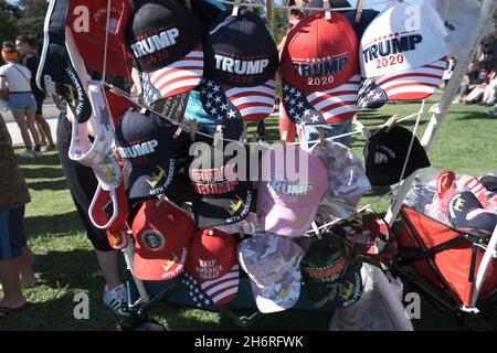 Los Angeles, CA, USA. 8th August 2020. Bei einer wöchentlichen Kundgebung in Los Angeles werden mehrere Pro-Trump-Hüte zum Verkauf angeboten. Quelle: Rise Images/Alamy Stockfoto