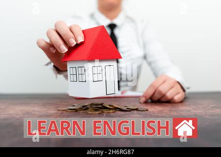 Schreiben Text anzeigen Englisch lernen. Geschäftsidee Wissen in neuer Sprache erwerben durch Studium Neue Hausratspläne und Investitionspläne Stockfoto