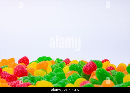 Leckere Süßigkeiten. Mehrfarbige Gelee Bonbons Hintergrundbild mit Kopierplatz. Gummizucker isoliert auf weißem Hintergrund. Stockfoto