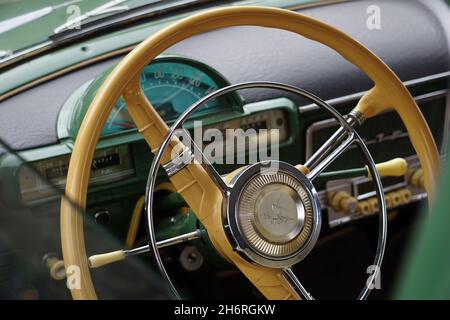 Nischni Nowgorod Russland st. Gorky 24, 10.13.2021. Retro-Auto Wolga, Gorki Automobilwerk. Auto mit dem Logo der Automarke Lenkrad. Hohe Qual Stockfoto