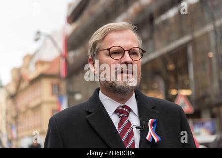 Prag, Tschechische Republik. November 2021. Kandidat für den neuen tschechischen Premierminister, Koalitionsführer SPOLU und Vorsitzender der ODS-Partei, Petr Fiala, in der Narodni-Straße in Prag gesehen.Petr Fiala trifft den tschechischen Präsidenten Milos Zeman. Milos Zeman versprach, dass Petr Fiala am 26. November zum tschechischen Premierminister ernannt wird. Kredit: SOPA Images Limited/Alamy Live Nachrichten Stockfoto