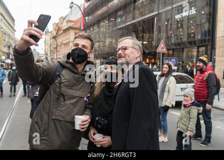 Prag, Tschechische Republik. November 2021. Ein Paar macht Selfie mit dem Kandidaten für den neuen tschechischen Premierminister Petr Fiala in der Narodni-Straße in Prag. Heute trifft sich Petr Fiala mit dem tschechischen Präsidenten Milos Zeman. Milos Zeman versprach, dass Petr Fiala am 26. November zum tschechischen Premierminister ernannt wird. Kredit: SOPA Images Limited/Alamy Live Nachrichten Stockfoto