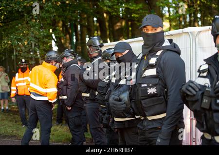 Wendover, Großbritannien. September 2021. Das schwarz gekleidete HS2-Team, das mit der Polizei von Thames Valley zusammenarbeitete, kam schnell an, als sich heute Morgen zwei HS2-Anti-Demonstranten durch eine Stahltrommel am Eingang des HS2-Hochgeschwindigkeitsbahngeländes in Wendover aneinander schlossen. HS2 abgeschirmte den Bereich, so dass andere Demonstranten und die Presse nicht sehen konnten, wie die Demonstranten aus der Stahltrommel abgeschnitten wurden. Stop HS2-Aktivisten protestieren weiterhin regelmäßig gegen den umstrittenen HS2-Hochgeschwindigkeitsbahnbau. Quelle: Maureen McLean/Alamy Stockfoto