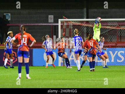 Crawley, Großbritannien. November 2021. Megan Walsh Torhüterin von Brighton und Hove Albion macht beim Spiel der FA Women's League Cup Group E zwischen Brighton & Hove Albion Women und London City Lionesses am 17. November 2021 im People's Pension Stadium in Crawley, Großbritannien, einen Sprung sicher. (Foto von Jeff Mood/phcimages.com) Quelle: PHC Images/Alamy Live News Stockfoto