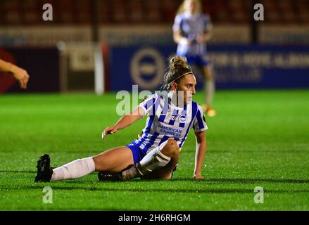 Crawley, Großbritannien. November 2021. Maisie Symonds von Brighton & Hove Albion geht im Strafraum unter, aber während des FA Women's League Cup Group E-Spiels zwischen Brighton & Hove Albion Women und London City Lionesses am 17. November 2021 im People's Pension Stadium in Crawley, Großbritannien, wird kein Foul gegeben. (Foto von Jeff Mood/phcimages.com) Quelle: PHC Images/Alamy Live News Stockfoto