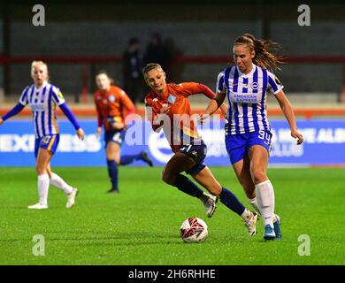 Crawley, Großbritannien. November 2021. Lea Cordier aus Brighton und Hove Albion laufen mit dem Ball, den Annie Rossiter von den Löwinnen der London City während des FA Women's League Cup Group E-Spiels zwischen Brighton & Hove Albion Women und London City Lionesses am 17. November 2021 im People's Pension Stadium in Crawley verfolgt hat, Vereinigtes Königreich. (Foto von Jeff Mood/phcimages.com) Quelle: PHC Images/Alamy Live News Stockfoto