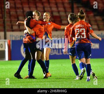 Crawley, Großbritannien. November 2021. Karin Muya von den Löwinnen in London City wird von Amy Rodgers von den Löwinnen in London City und Grace Neville von den Löwinnen in London City nach ihrem Tor während des FA Women's League Cup Group E-Spiels zwischen Brighton & Hove Albion Women und London City Lionesses im People's Pension Stadium an gratuliert 17. November 2021 in Crawley, Großbritannien. (Foto von Jeff Mood/phcimages.com) Quelle: PHC Images/Alamy Live News Stockfoto