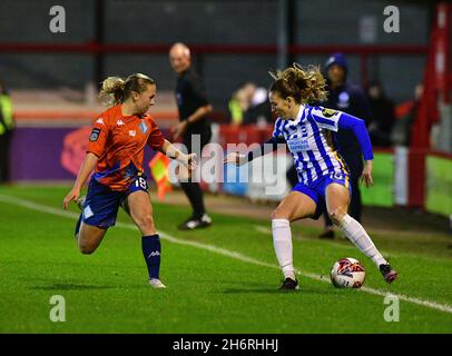 Crawley, Großbritannien. November 2021. Wiktoria FRONC von London City Löwinnen und Kayleigh Green von Brighton und Hove Albion spielen am 17. November 2021 im People's Pension Stadium im FA Women's League Cup Group E-Spiel zwischen Brighton & Hove Albion Women und London City Lionesses um den Ball auf der Touchline Crawley, Großbritannien. (Foto von Jeff Mood/phcimages.com) Quelle: PHC Images/Alamy Live News Stockfoto