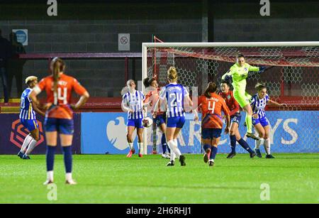 Crawley, Großbritannien. November 2021. Megan Walsh Torhüterin von Brighton und Hove Albion kann den Ball beim FA Women's League Cup Group E-Spiel zwischen Brighton & Hove Albion Women und London City Lionesses am 17. November 2021 im People's Pension Stadium in Crawley, Großbritannien, nicht halten. (Foto von Jeff Mood/phcimages.com) Quelle: PHC Images/Alamy Live News Stockfoto