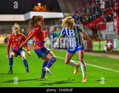 Crawley, Großbritannien. November 2021. Katie Robinson von Brighton und Hove Albion ist nicht in der Lage, den Ball unter Kontrolle zu halten während des FA Women's League Cup Group E-Spiels zwischen Brighton & Hove Albion Women und London City Lionesses am 17. November 2021 im People's Pension Stadium in Crawley, Großbritannien. (Foto von Jeff Mood/phcimages.com) Quelle: PHC Images/Alamy Live News Stockfoto