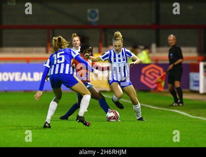 Crawley, Großbritannien. November 2021. Maisie Symonds von Brighton & Hove Albion hat den Ball während des FA Women's League Cup Group E-Spiels zwischen Brighton & Hove Albion Women und London City Lionesses am 17. November 2021 im People's Pension Stadium in Crawley, Großbritannien, genau im Blick. (Foto von Jeff Mood/phcimages.com) Quelle: PHC Images/Alamy Live News Stockfoto