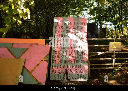 Wendover, Großbritannien. September 2021. Eine Botschaft an Passanten über HS2 von den Demonstranten. Quelle: Maureen McLean/Alamy Stockfoto