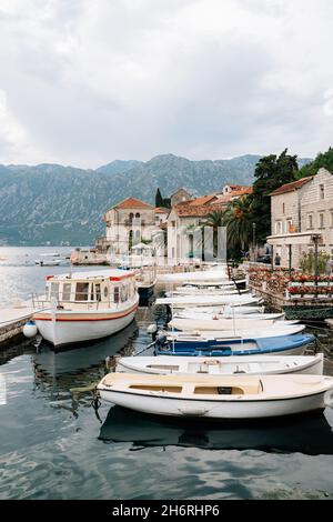 Bootsanlegestelle mit Zäunen vor der Küste von Perast. Montenegro Stockfoto