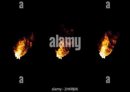 Drei Flammen von Ölfackeln isoliert auf schwarzem Hintergrund. Stockfoto