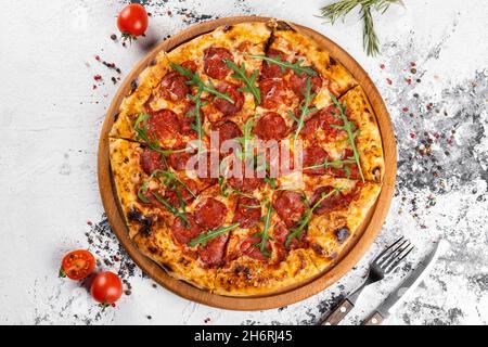 Traditionelle italienische Pepperoni-Pizza Stockfoto