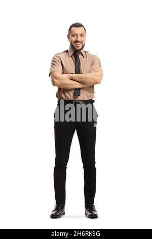 In voller Länge Porträt eines Sicherheitsbeamten lächelnd und posiert mit gekreuzten Armen isoliert auf weißem Hintergrund Stockfoto