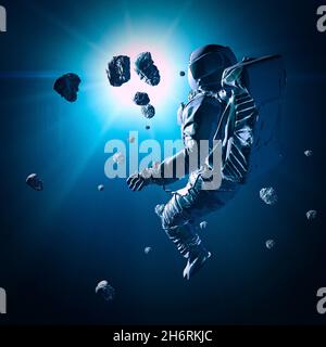 Astronaut schwimmt im Weltraum. Neue Welten und unerforschte Galaxien. Und Planeten. Unbewohnte Felsmassen. Sci-Fi. Erforschung neuer Welten Stockfoto