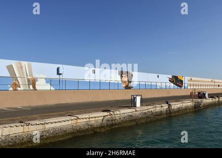 Wandgemälde für Pietro Sibello, Mitglied des Teams Luna Rossa Prada Pirelli, an der Wand des Touristenhafens von Alassio, Savona, Ligurien, Italien Stockfoto