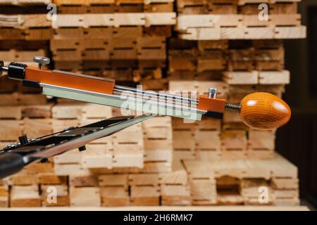 Schärfen Messer Prozess mit professionellen Spitzer mit Wetzstein in der Werkstatt Stockfoto