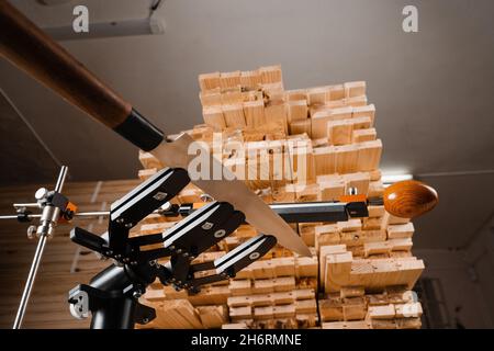 Schärfen Messer Prozess mit professionellen Spitzer mit Wetzstein in der Werkstatt Stockfoto