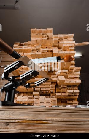 Schärfen Messer Prozess mit professionellen Spitzer mit Wetzstein in der Werkstatt Stockfoto