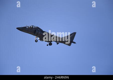 T/AV-8B Harrier, von MCAS Yuma, arbeitet das Muster während des Trainings bei NAF El Centro, Kalifornien Stockfoto