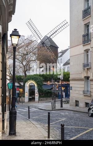 Paris, Frankreich - 11 15 2021: Montmartre. Restaurant The moulin de la Galette Stockfoto