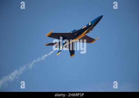 Blue Angel 6 Solo-Manöver aus der Show-Box während des Trainings im NAF El Centro, Kalifornien, Stockfoto