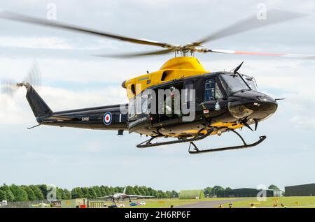 Bell 412EP Griffin HT1, Hubschrauber ZJ235, landet in RAF Waddington, Lincolnshire, Großbritannien, für die Airshow. Cobham, Verteidigungshubschrauber Flugschule Stockfoto